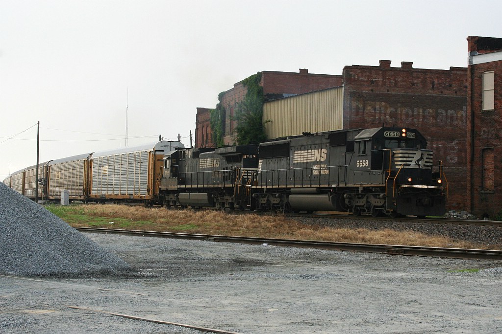 NS 6658 leads the first NB reroute north toward Atlanta